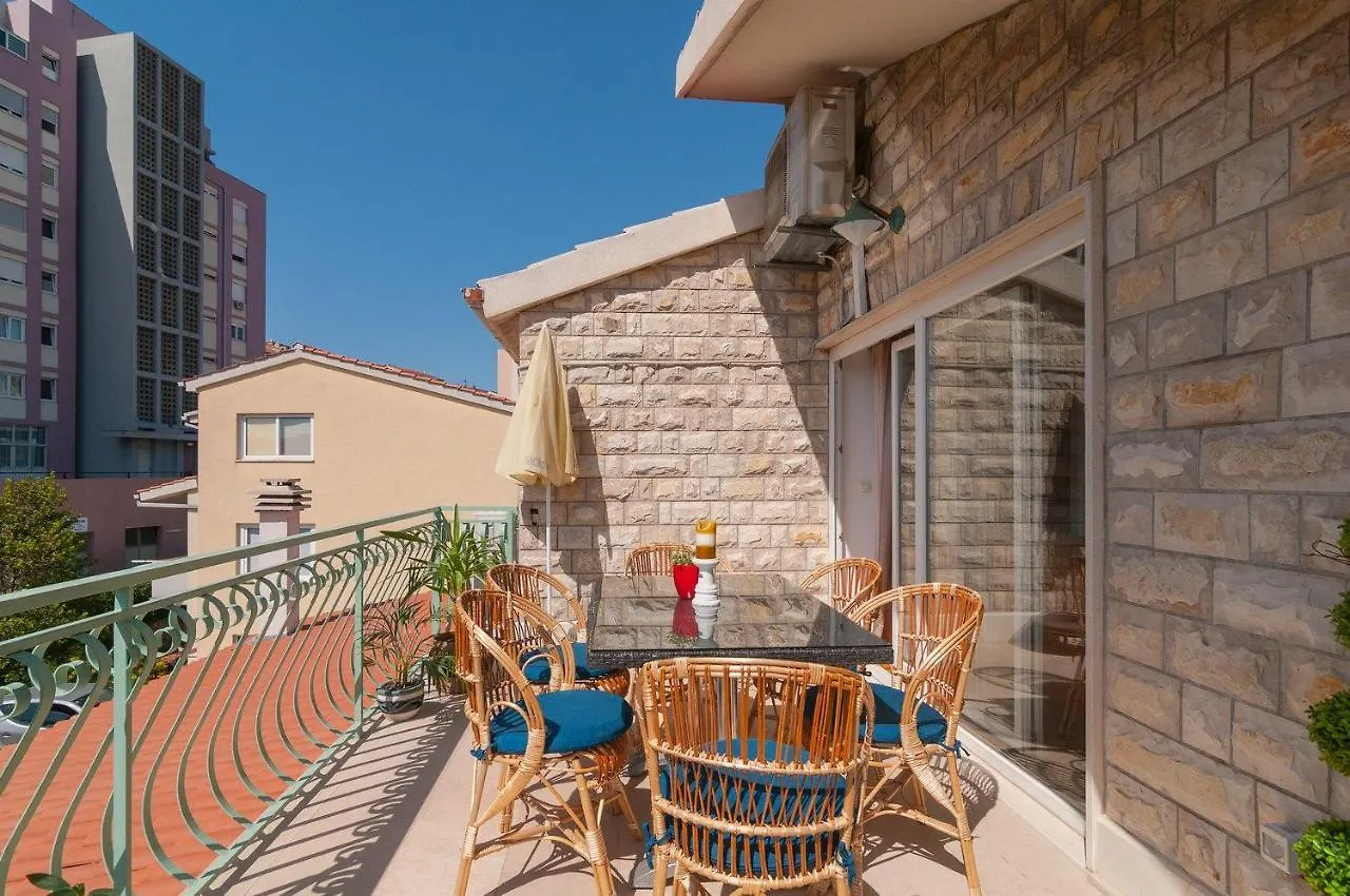 White Stone, Split Apartment