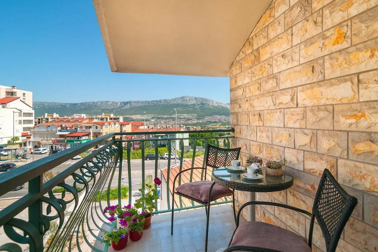 White Stone, Split Apartment