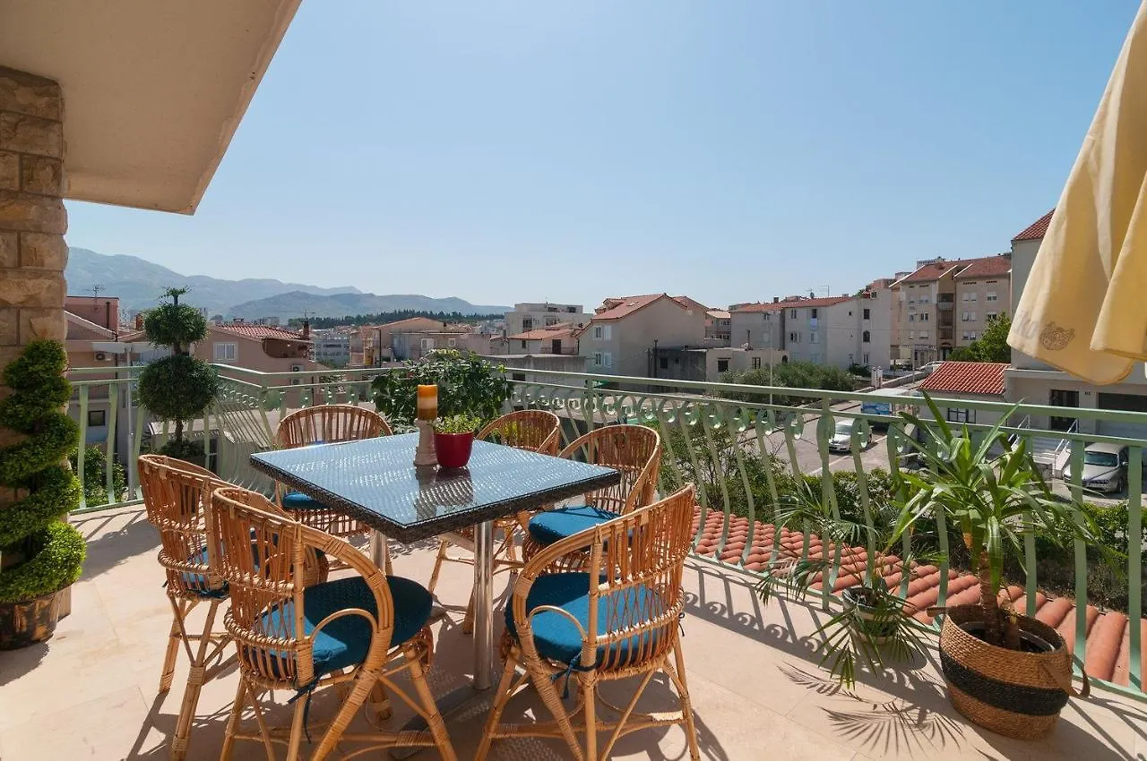 White Stone, Split Apartment